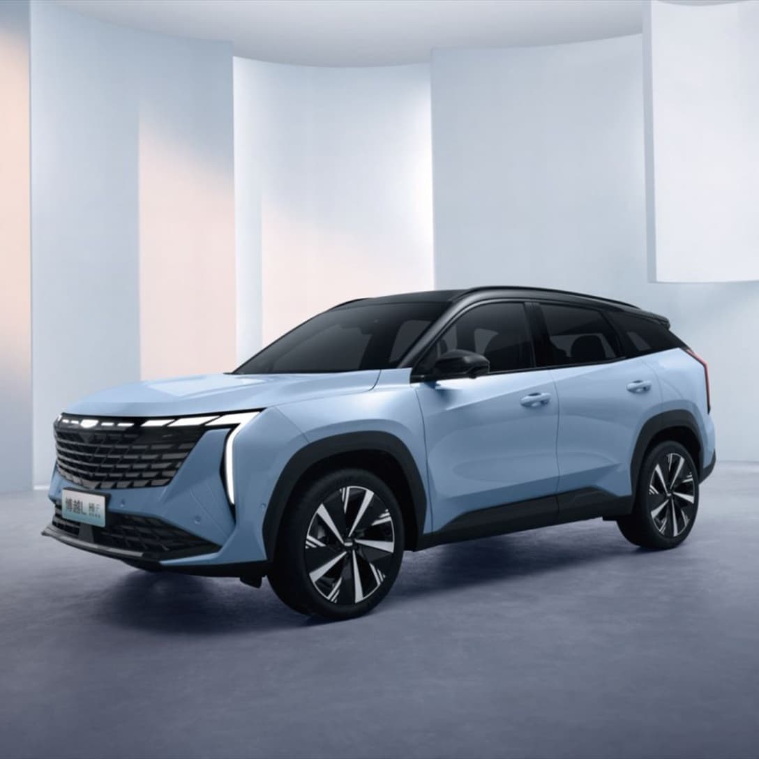 Geely Boyue L front three-quarter view
