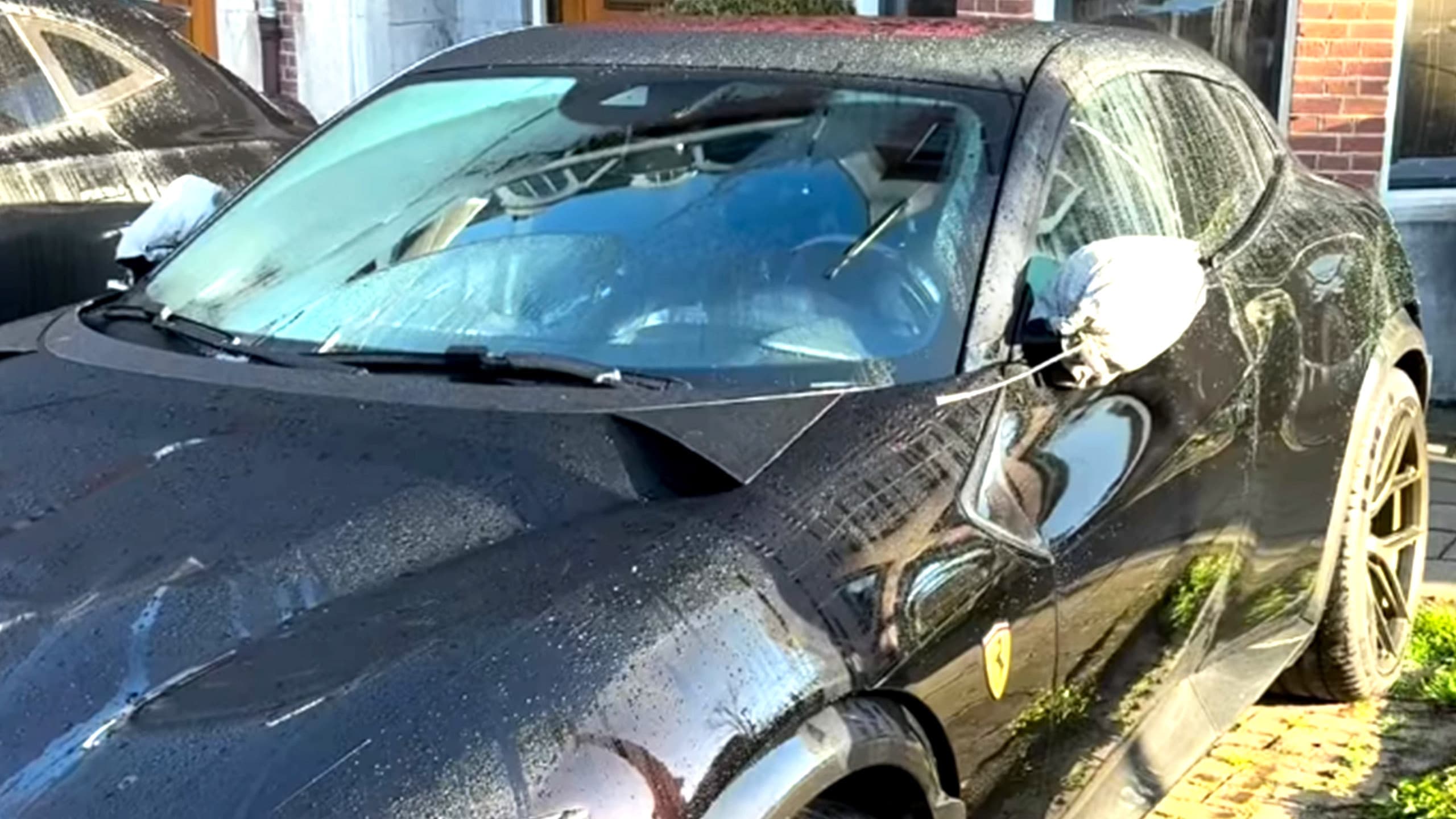 Владельцы люксовых автомобилей в Нидерландах используют кевларовые чехлы для защиты боковых зеркал от краж