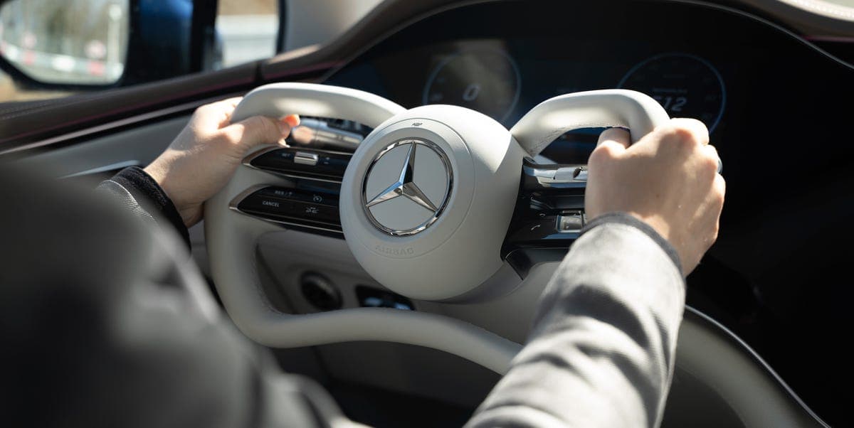 Mercedes-Benz представляет систему рулевого управления по проводам с рулевым колесом в виде удилища для EQS 2026