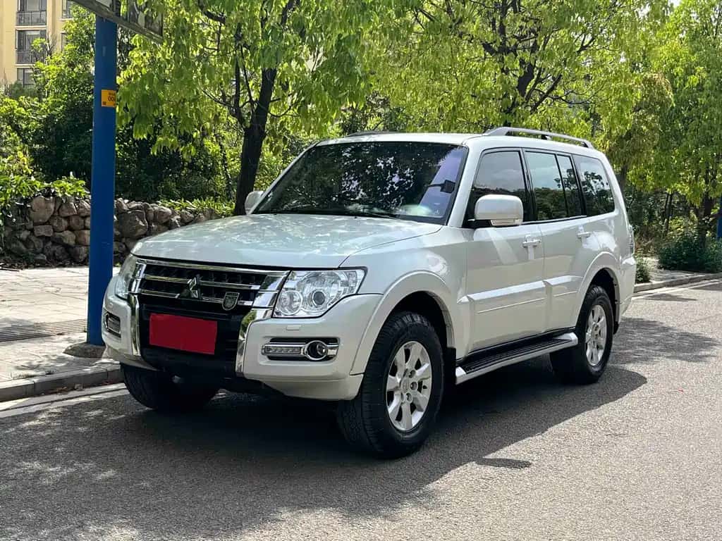 Mitsubishi Pajero (Imported)