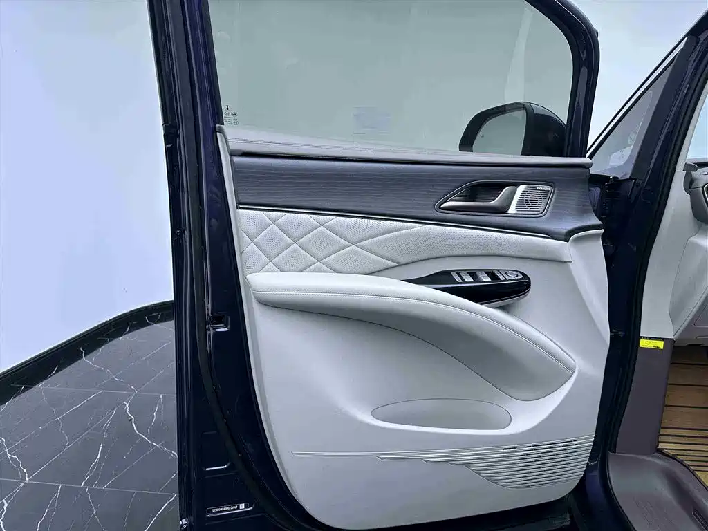 Denza Denza D9 2022 DM-i 970 AWD Флагманский 2023 - thumbnail 17