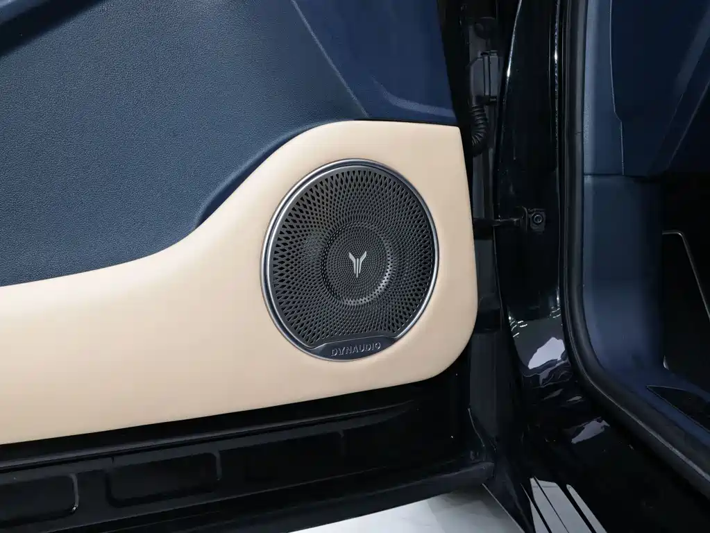 Lantu Automobile Lantu FREE 2022 Model AWD Ultra-Long Range Pure Electric Version 2024 - thumbnail 5