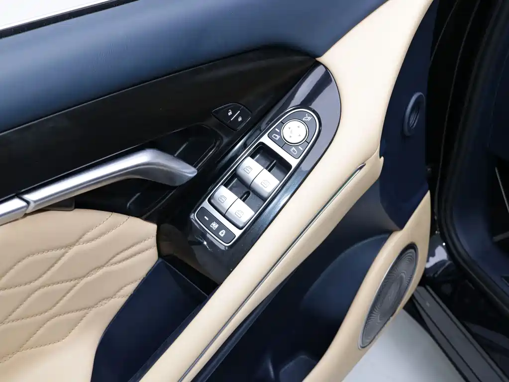 Lantu Automobile Lantu FREE 2022 Model AWD Ultra-Long Range Pure Electric Version 2024 - thumbnail 7