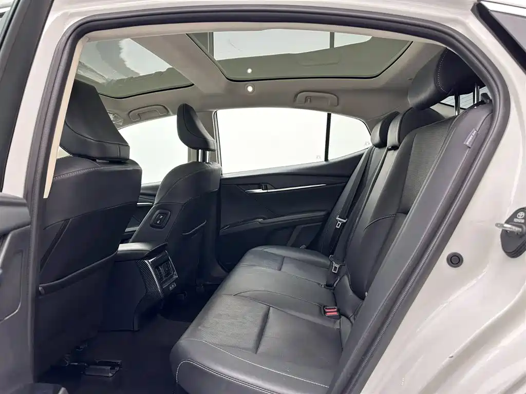 Toyota Camry 2024 Model Hybrid 2.0HG Premium Edition 2025 - thumbnail 19
