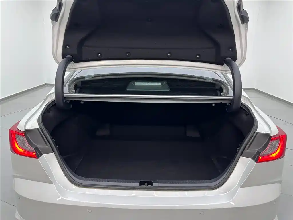 Toyota Camry 2024 Model Hybrid 2.0HG Premium Edition 2025 - thumbnail 24
