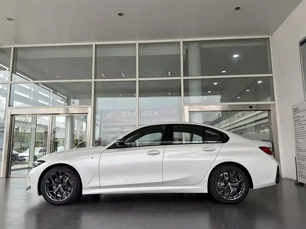BMW BMW 3 Series 2025 330i M Sport Shadow Night Package 2026 - thumbnail 4