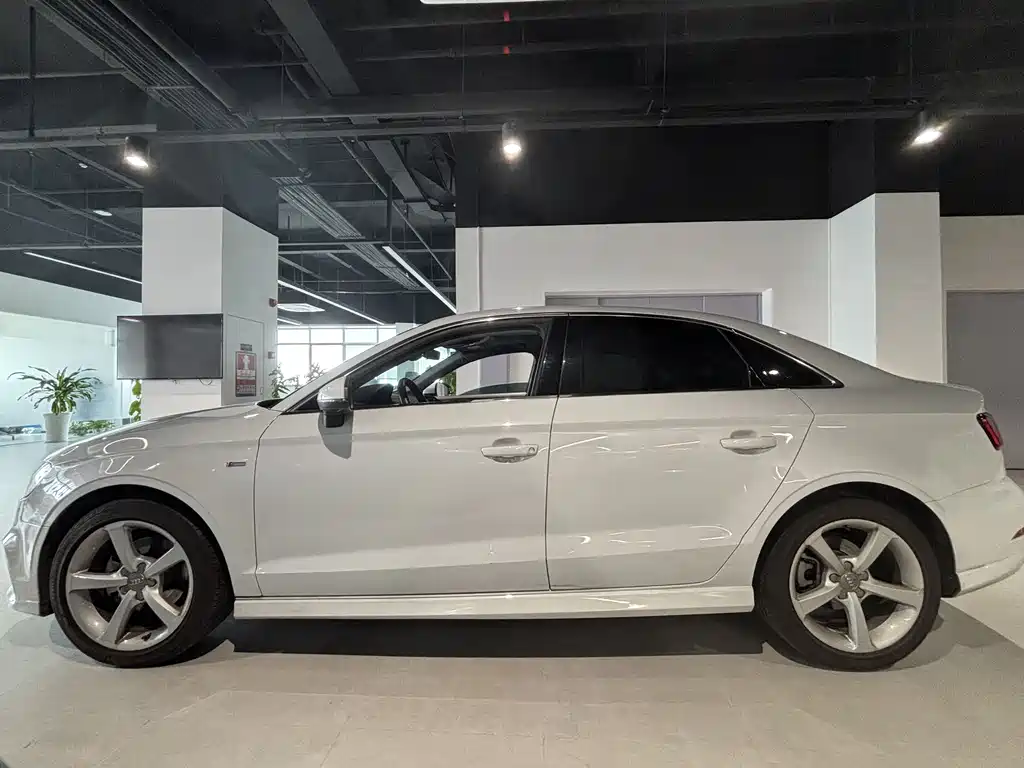 Audi Audi A3 2018 30th Anniversary Edition Limousine 35 TFSI Fashion Model 2018 - thumbnail 3