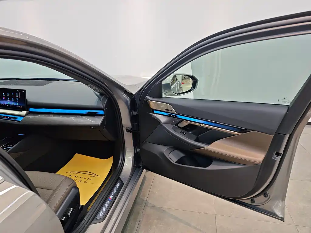 BMW BMW 5 Series 2024 530Li Leading Model M Sport Package 2024 - thumbnail 11
