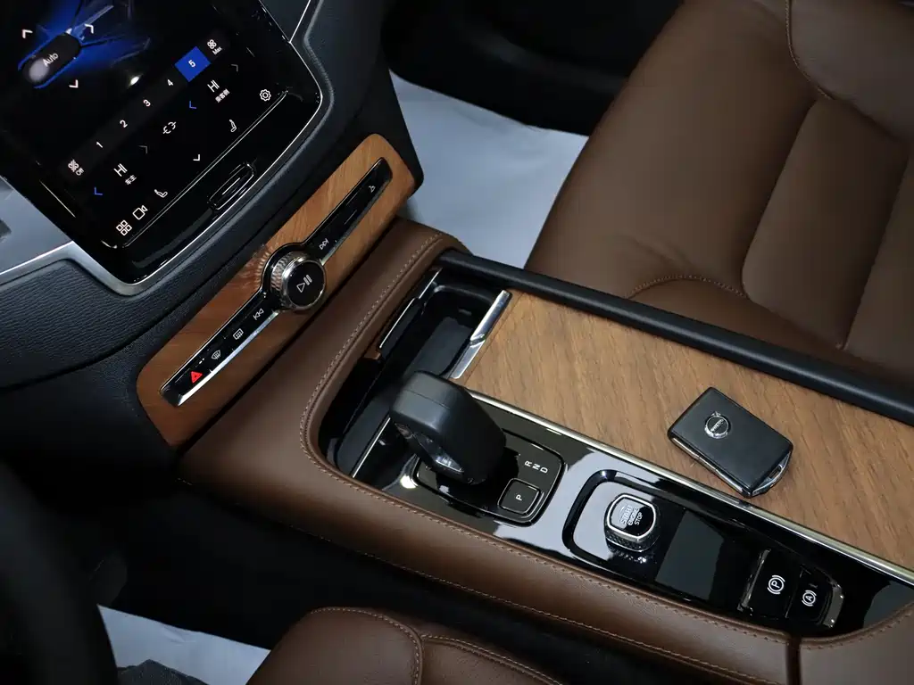 Volvo Volvo XC90 2025 B5 Momentum Luxury 5-seat 2024 - thumbnail 15