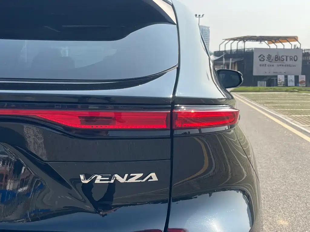 Toyota Venza 2022 2.0L CVT 2WD Luxury Edition 2023 - thumbnail 13