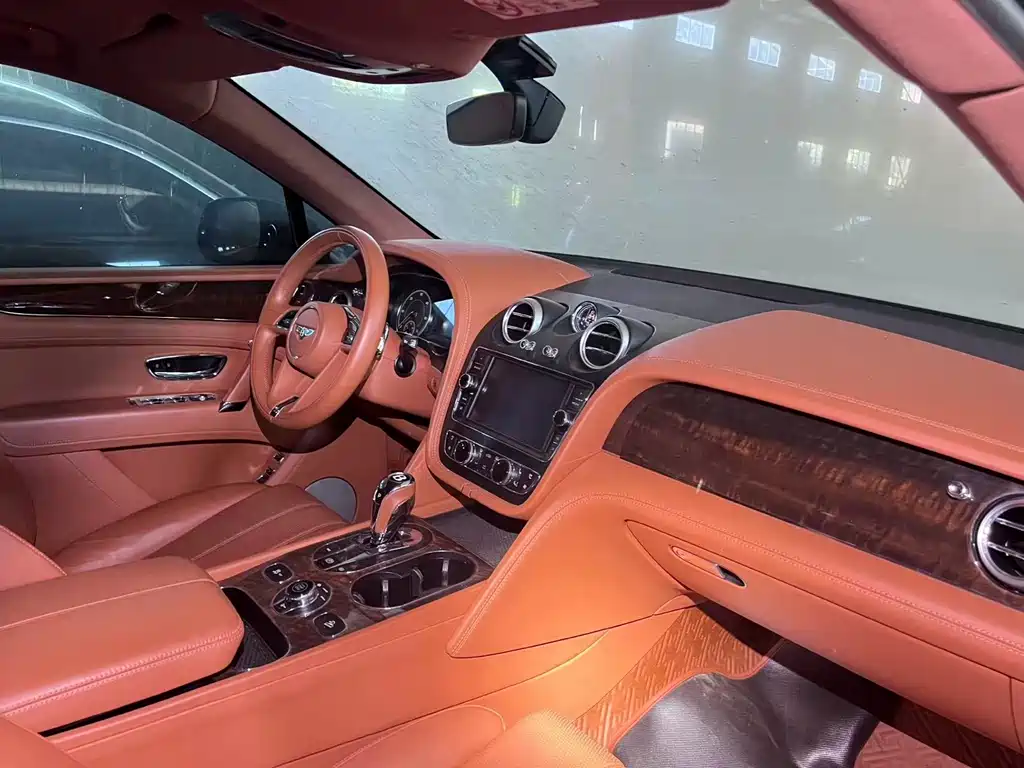 Bentley Bentayga 2017 4.0T Diesel Euro-spec 2019 - thumbnail 4