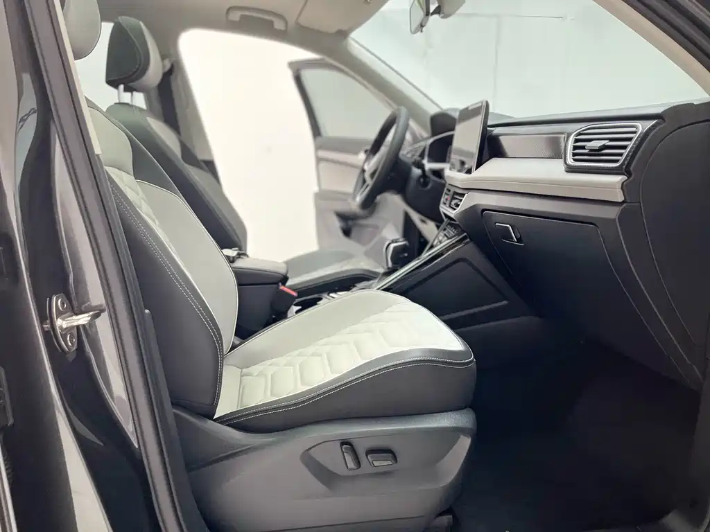 Volkswagen Tayron 2024 Model 330TSI Front-Wheel Drive Luxury Plus Advanced Edition 2025 - thumbnail 17