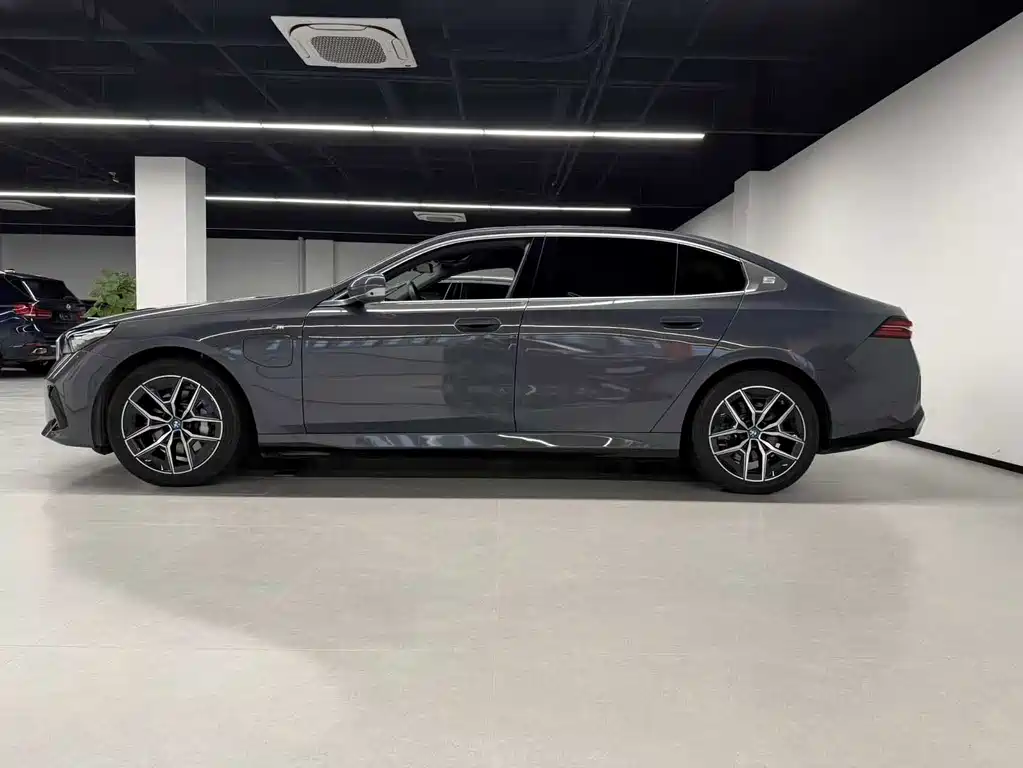 BMW BMW i5 2024 eDrive 35L Premium M Sport Package 2024 - thumbnail 3