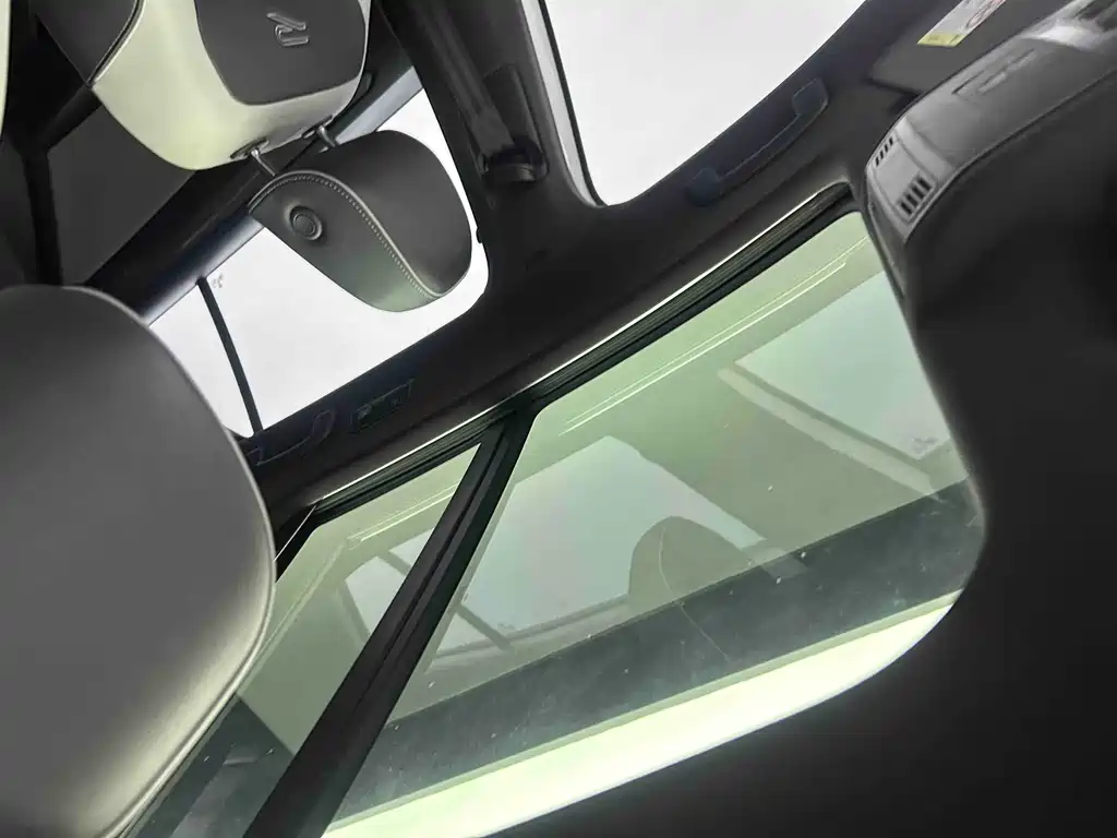 Volkswagen T-ROC 2023 300TSI DSG Front-Wheel Drive Morning Light Edition 2023 - thumbnail 9