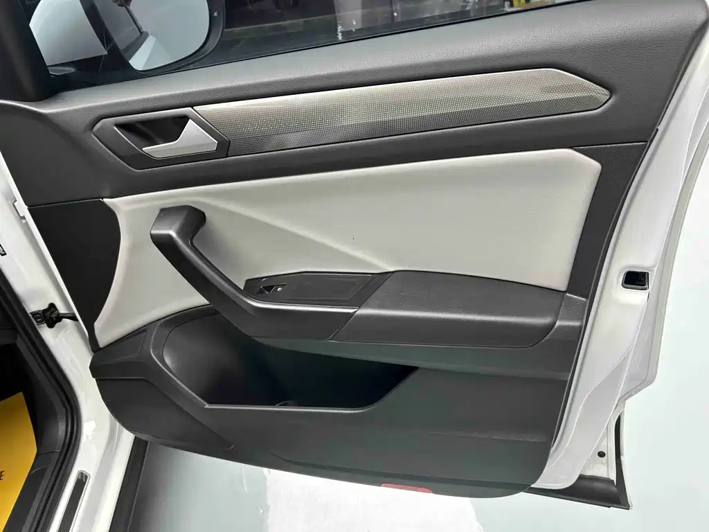 Volkswagen T-ROC 2023 300TSI DSG Front-Wheel Drive Morning Light Edition 2023 - thumbnail 14