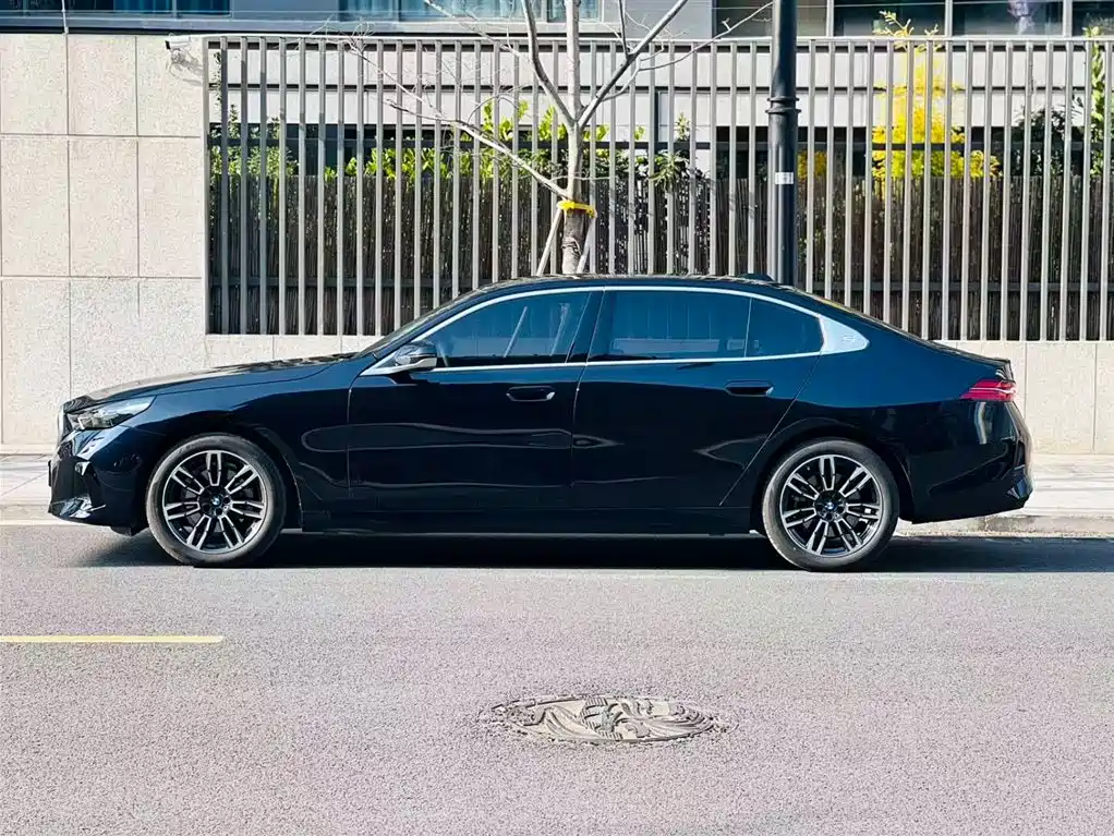 BMW BMW 5 Series 2026 525Li M Sport Package 2025 - thumbnail 2