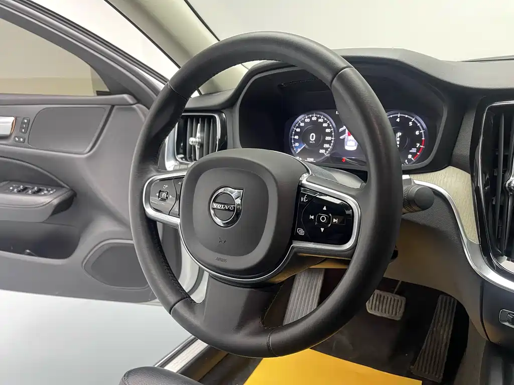 Volvo Volvo S60 2021 T4 Momentum Luxury Edition 2020 - thumbnail 4