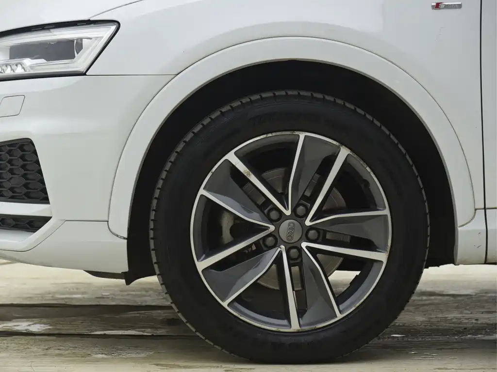 Audi Audi Q3 2018 30th Anniversary Edition 35 TFSI Sport Model 2018 - thumbnail 6