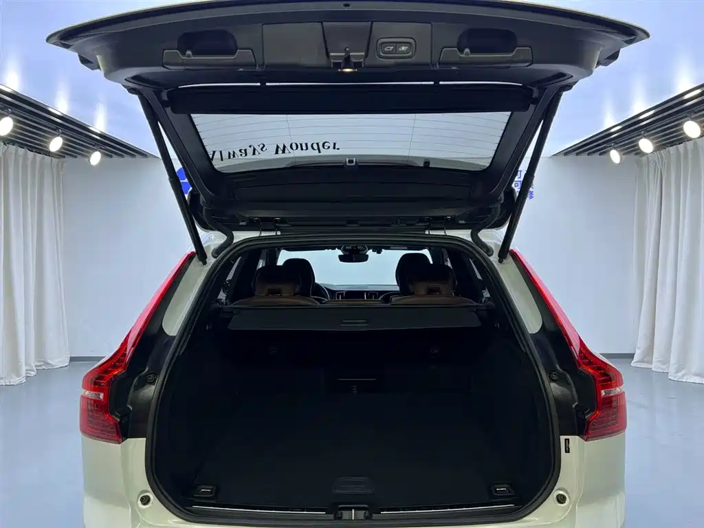Volvo Volvo XC60 2022 B5 AWD Intelligent Luxury Edition 2022 - thumbnail 23