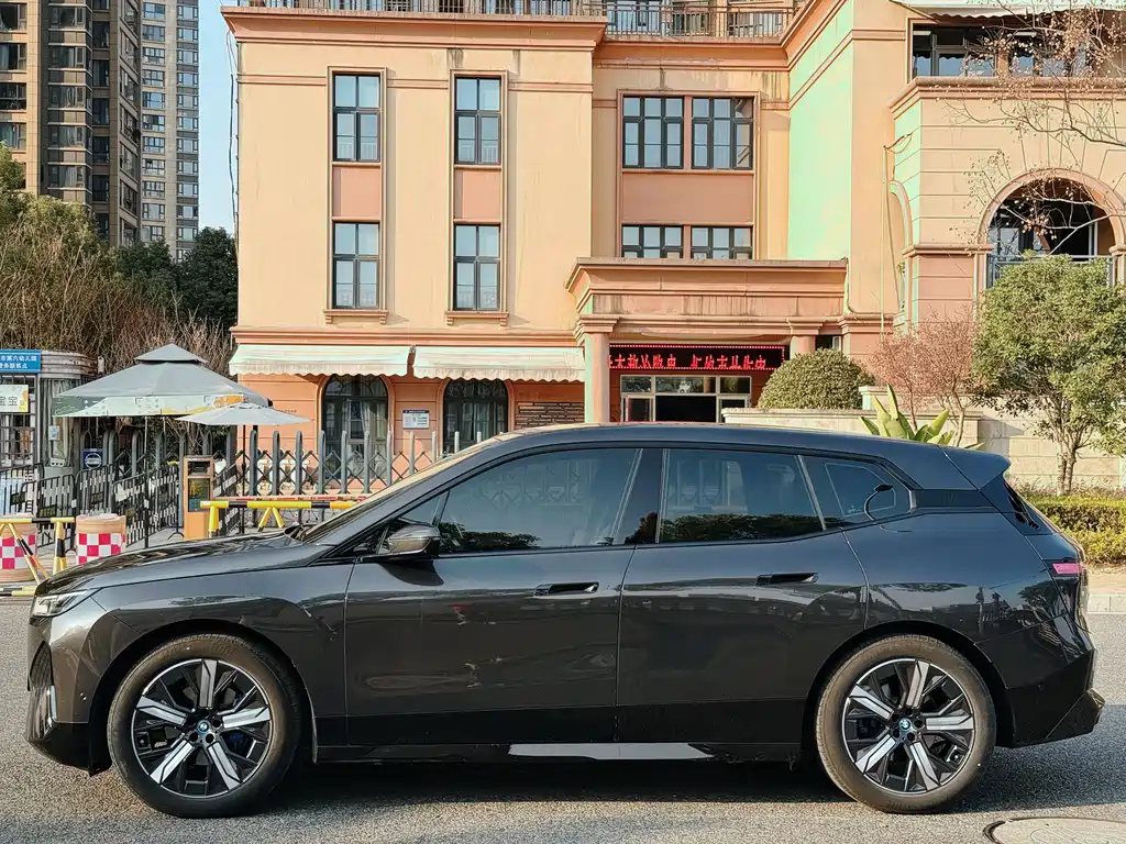 BMW BMW iX xDrive40 2023 Model Year Facelift 2025 - thumbnail 4