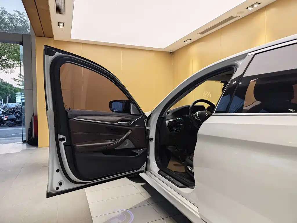 BMW BMW 5 Series Hybrid 2018 530Le Luxury Package 2018 - thumbnail 7