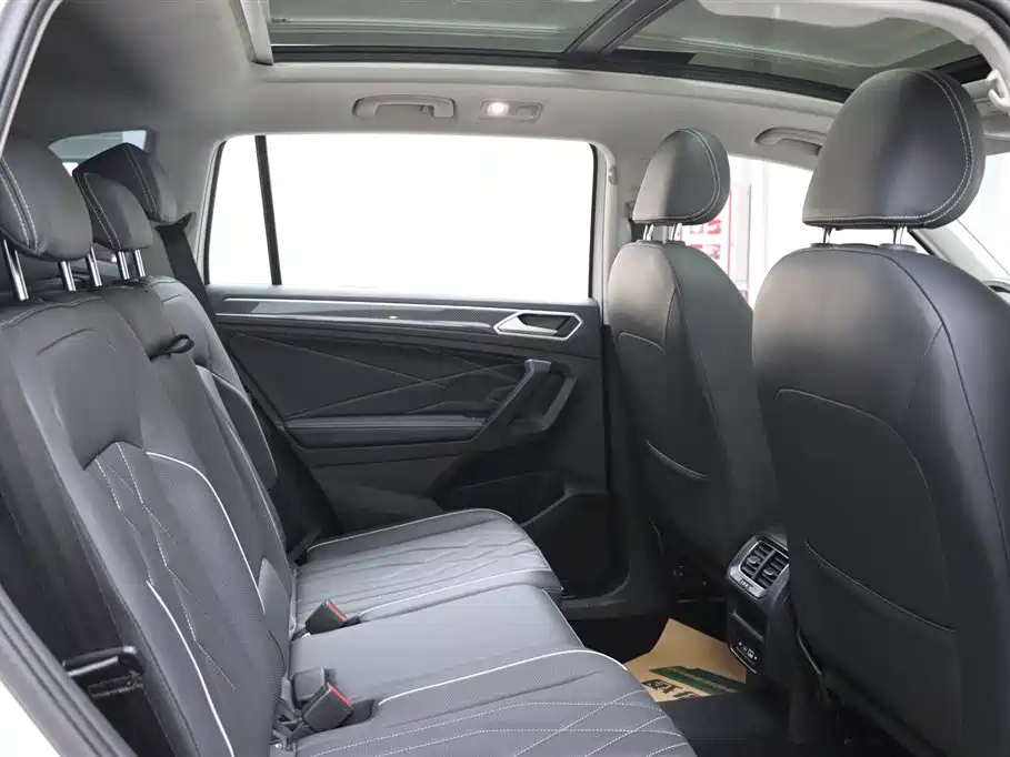 Volkswagen Tiguan L 2022 330TSI Automatic 2WD R-Line Premium Edition 2022 - thumbnail 16