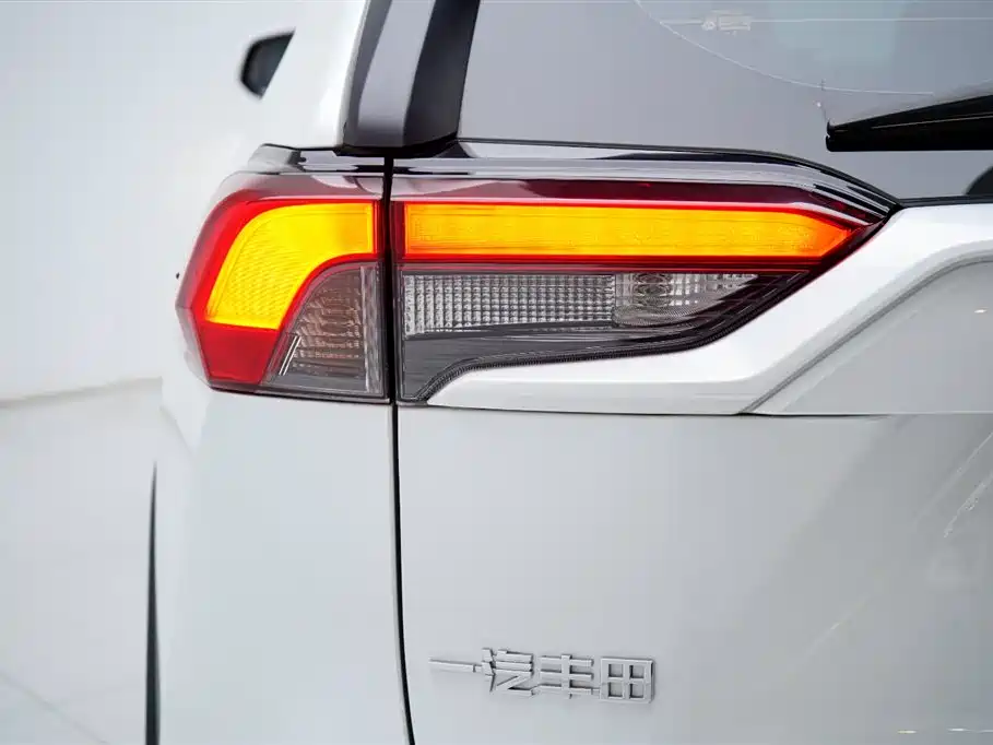 Toyota RAV4 2023 2.0L CVT 2WD 20th Anniversary Platinum Edition 2023 - thumbnail 15