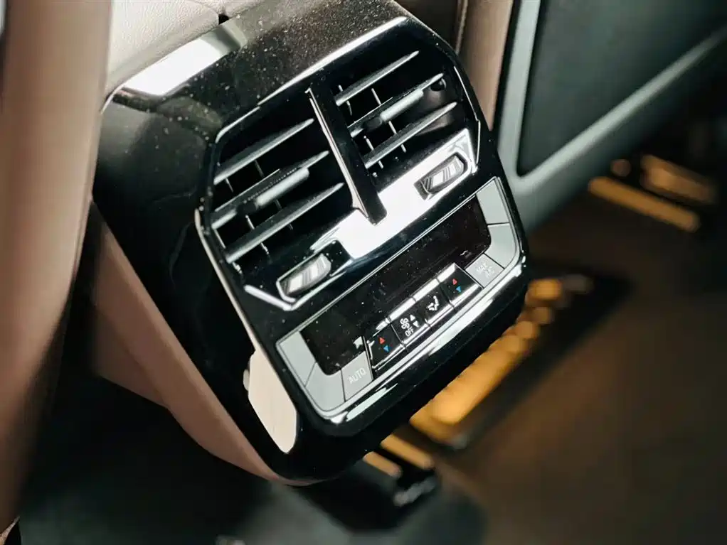 BMW BMW iX xDrive40 2023 Model Year Facelift 2026 - thumbnail 18