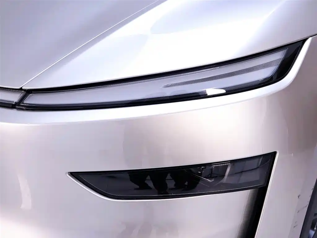 Tesla Model Y Long Range AWD 2025 2025 - thumbnail 4