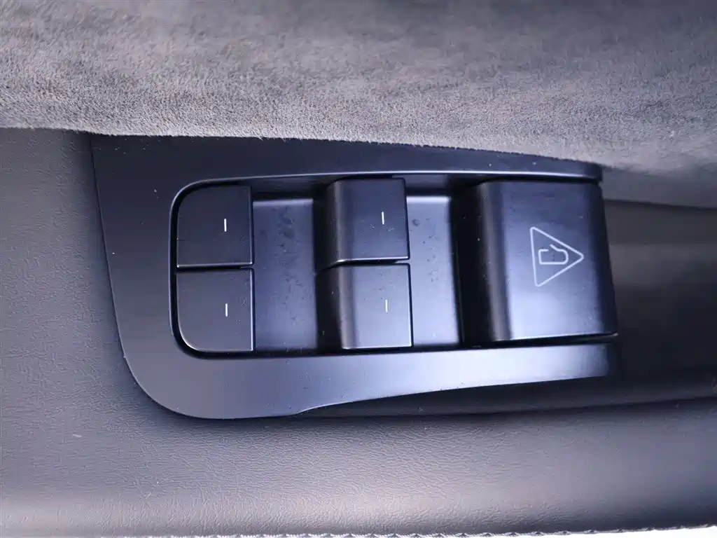 Tesla Model Y Long Range AWD 2025 2025 - thumbnail 17