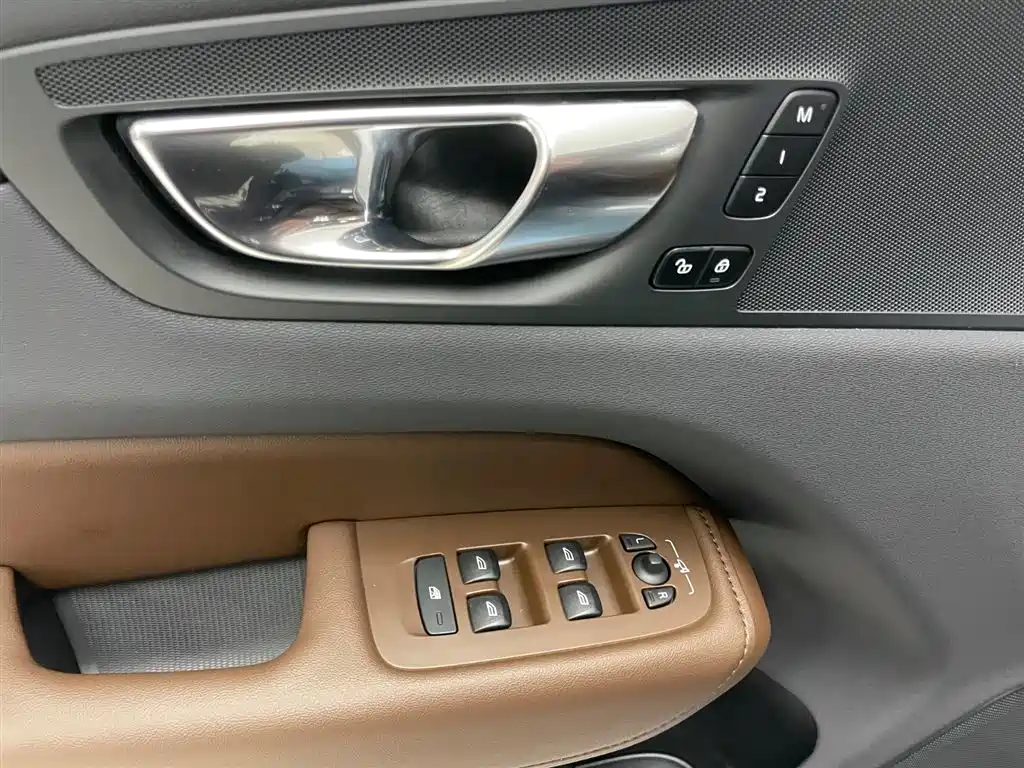 Volvo Volvo XC60 2023 B5 AWD Momentum Luxury Edition 2022 - thumbnail 10