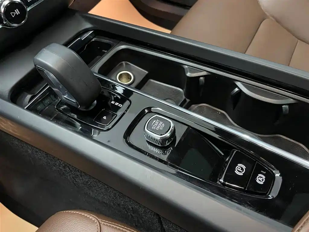 Volvo Volvo XC60 2023 B5 AWD Momentum Luxury Edition 2022 - thumbnail 20