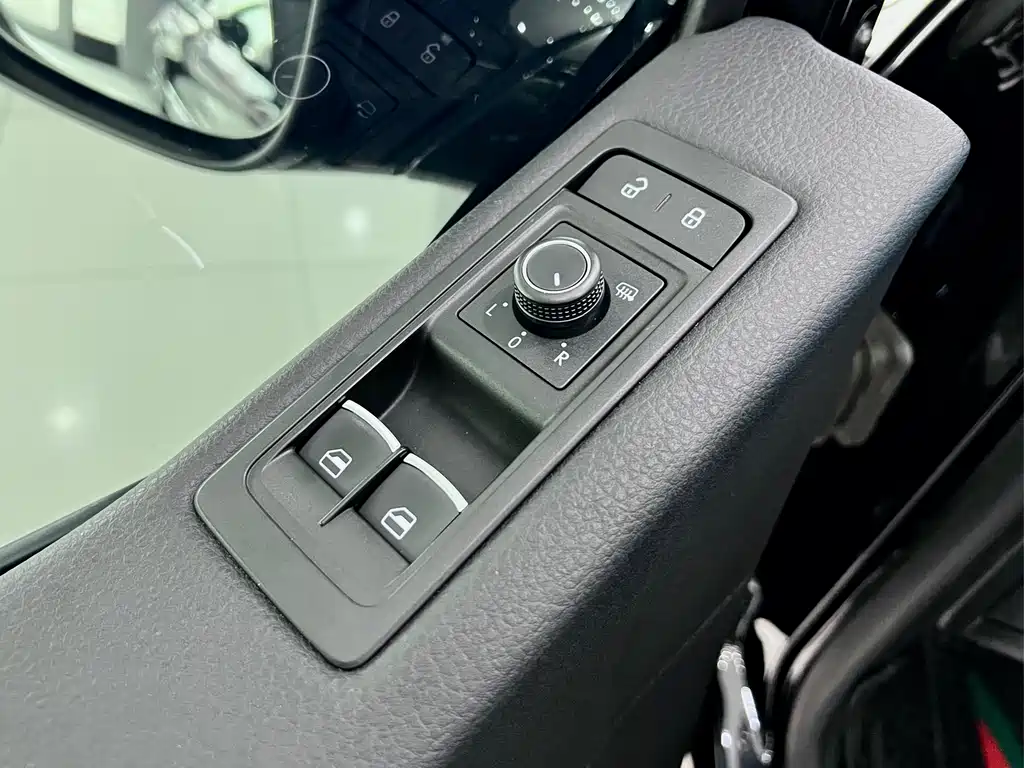Volkswagen Volkswagen Multivan 2016 2.0 TSI 4MOTION Comfortline 6-seater 2017 - thumbnail 23