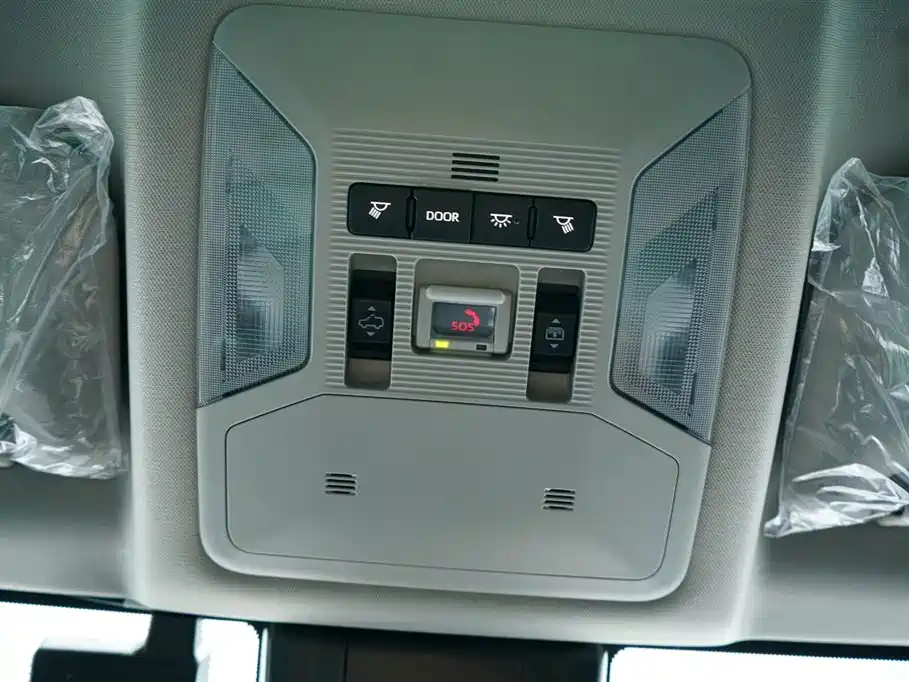 Toyota RAV4 2023 2.0L CVT 2WD 20th Anniversary Platinum Edition 2023 - thumbnail 3
