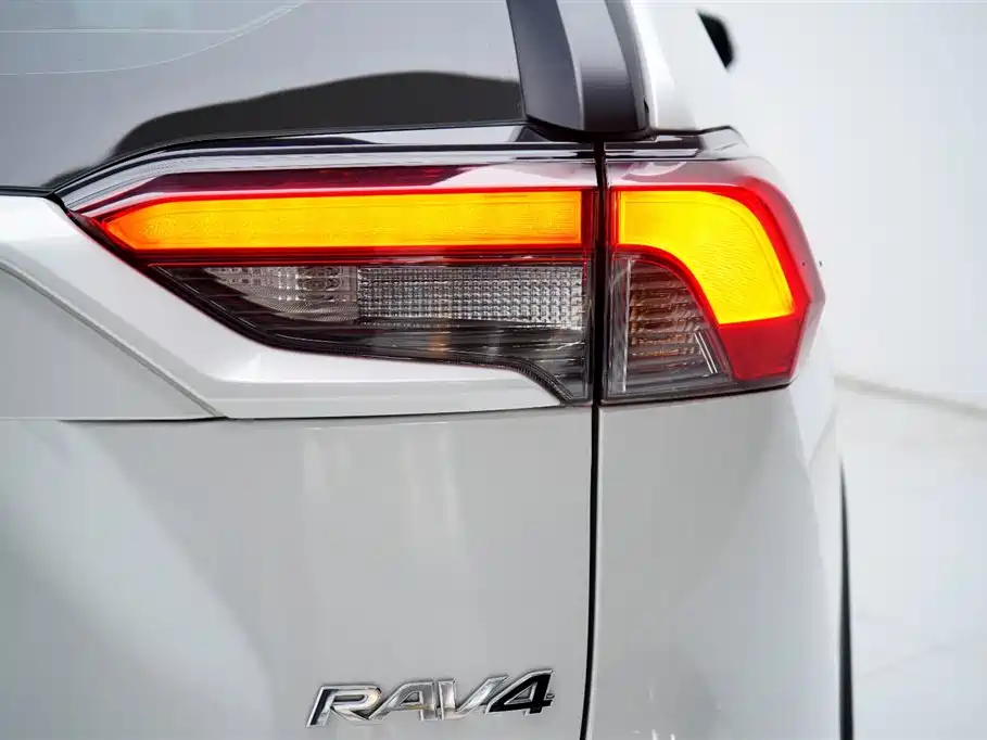 Toyota RAV4 2023 2.0L CVT 2WD 20th Anniversary Platinum Edition 2023 - thumbnail 30