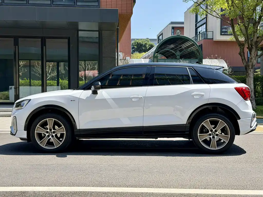 Audi Audi Q2L 2022 35 TFSI Luxury Dynamic Edition 2022 - thumbnail 3