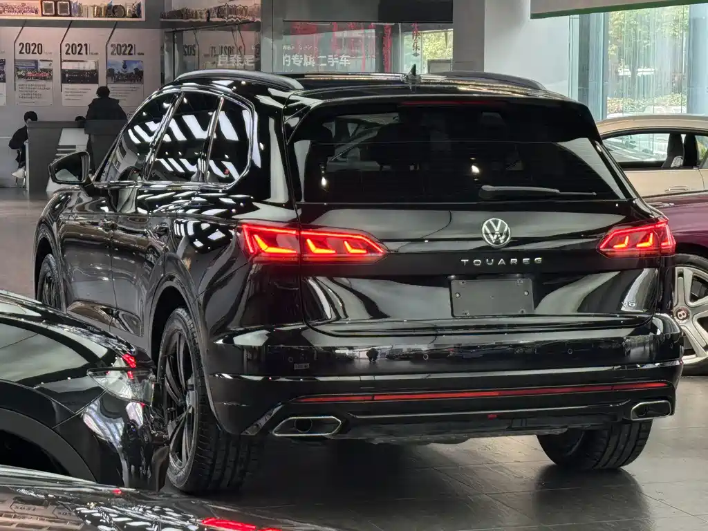 Volkswagen Touareg 2022 3.0TSI Rui Xiang Edition Black Sport Package 2023 - thumbnail 4