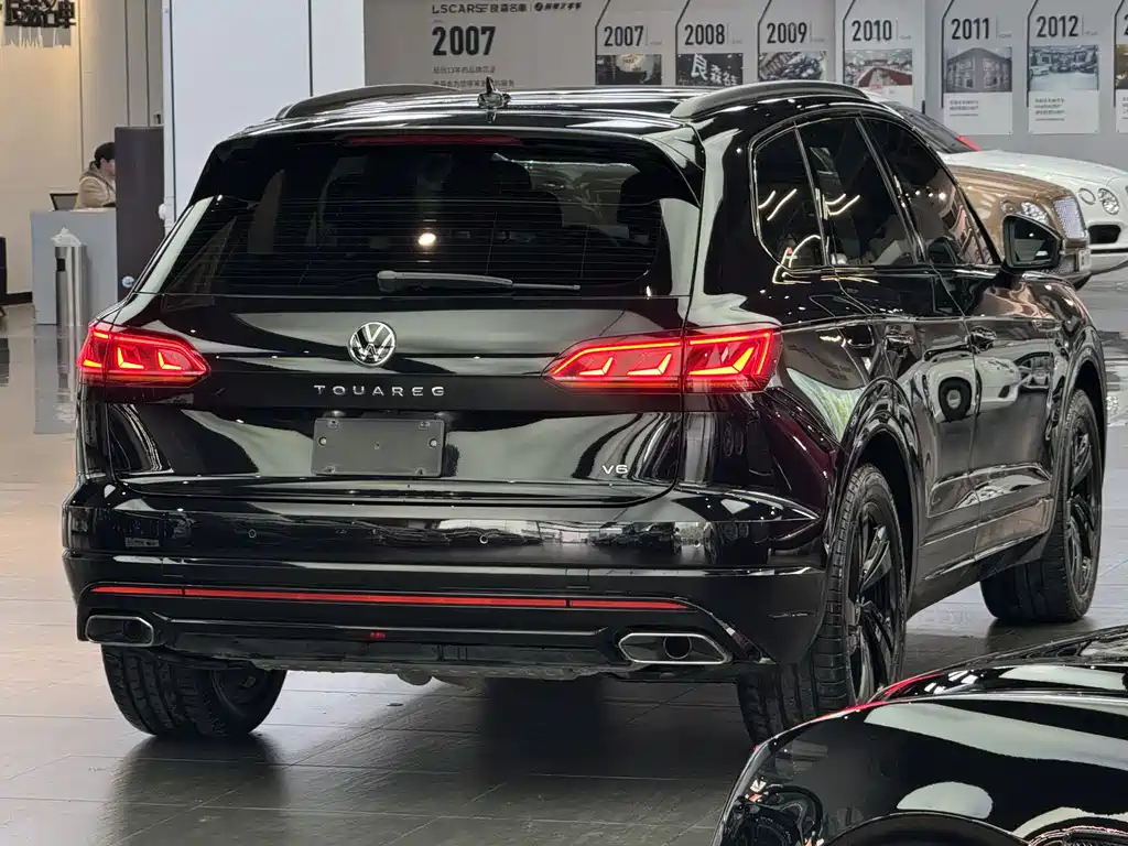 Volkswagen Touareg 2022 3.0TSI Rui Xiang Edition Black Sport Package 2023 - thumbnail 6