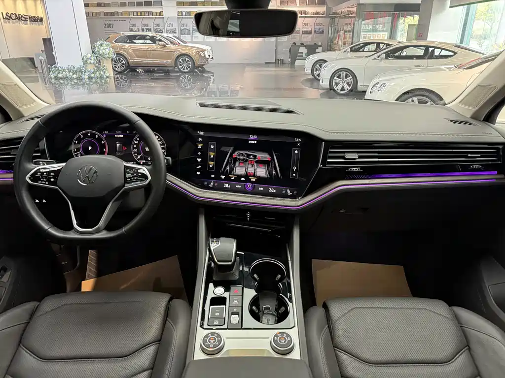 Volkswagen Touareg 2022 3.0TSI Rui Xiang Edition Black Sport Package 2023 - thumbnail 8