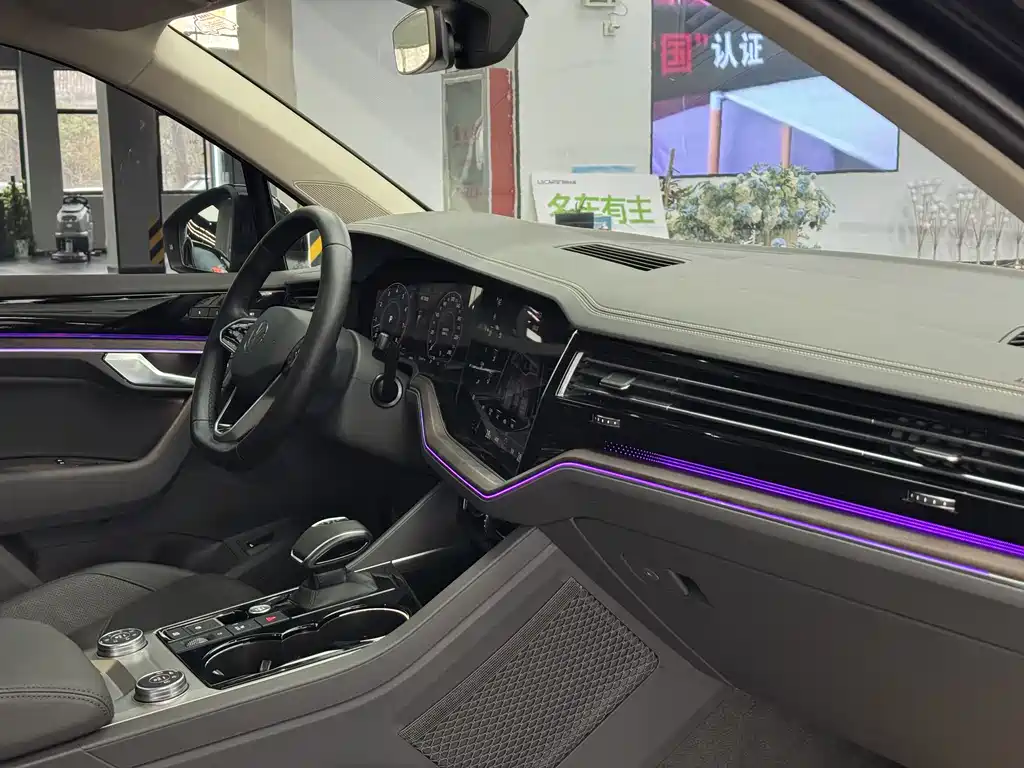 Volkswagen Touareg 2022 3.0TSI Rui Xiang Edition Black Sport Package 2023 - thumbnail 9