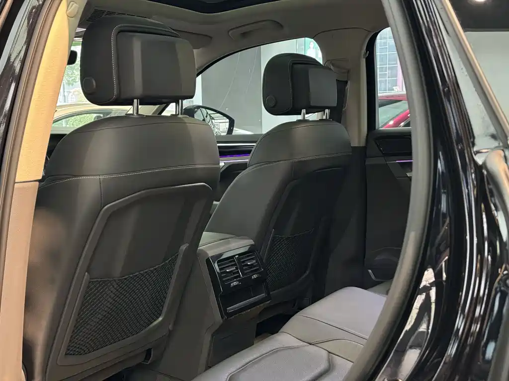 Volkswagen Touareg 2022 3.0TSI Rui Xiang Edition Black Sport Package 2023 - thumbnail 16