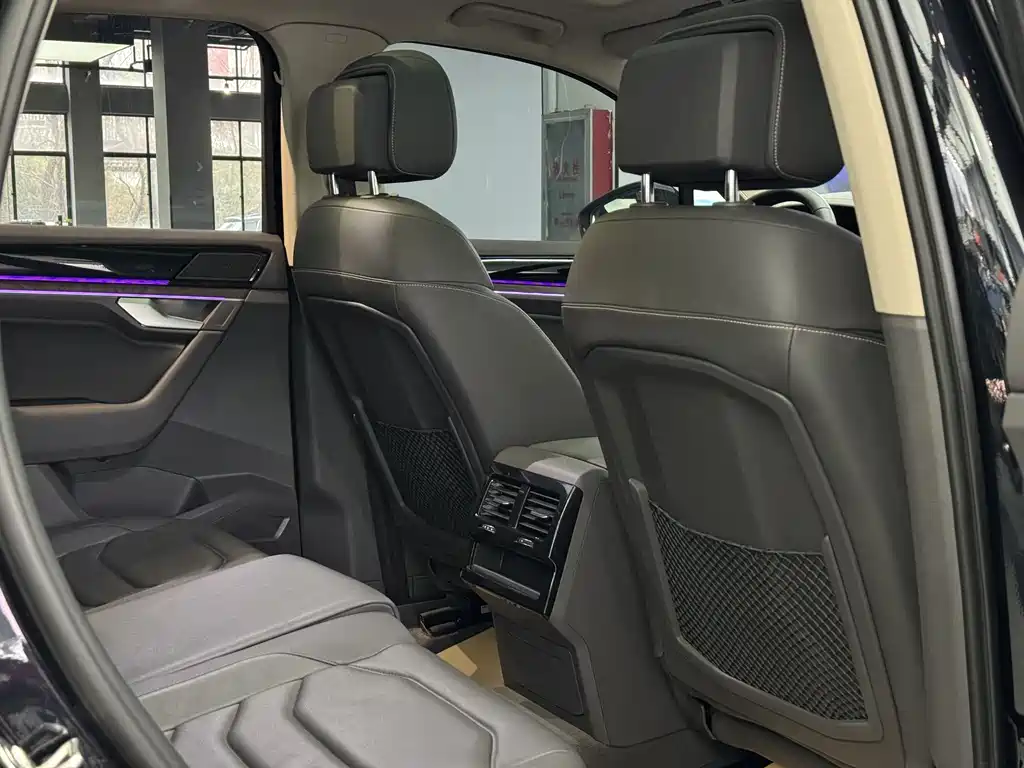Volkswagen Touareg 2022 3.0TSI Rui Xiang Edition Black Sport Package 2023 - thumbnail 18