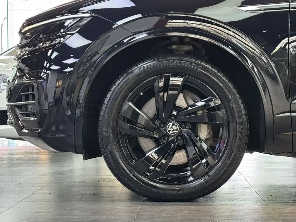 Volkswagen Touareg 2022 3.0TSI Rui Xiang Edition Black Sport Package 2023 - thumbnail 19