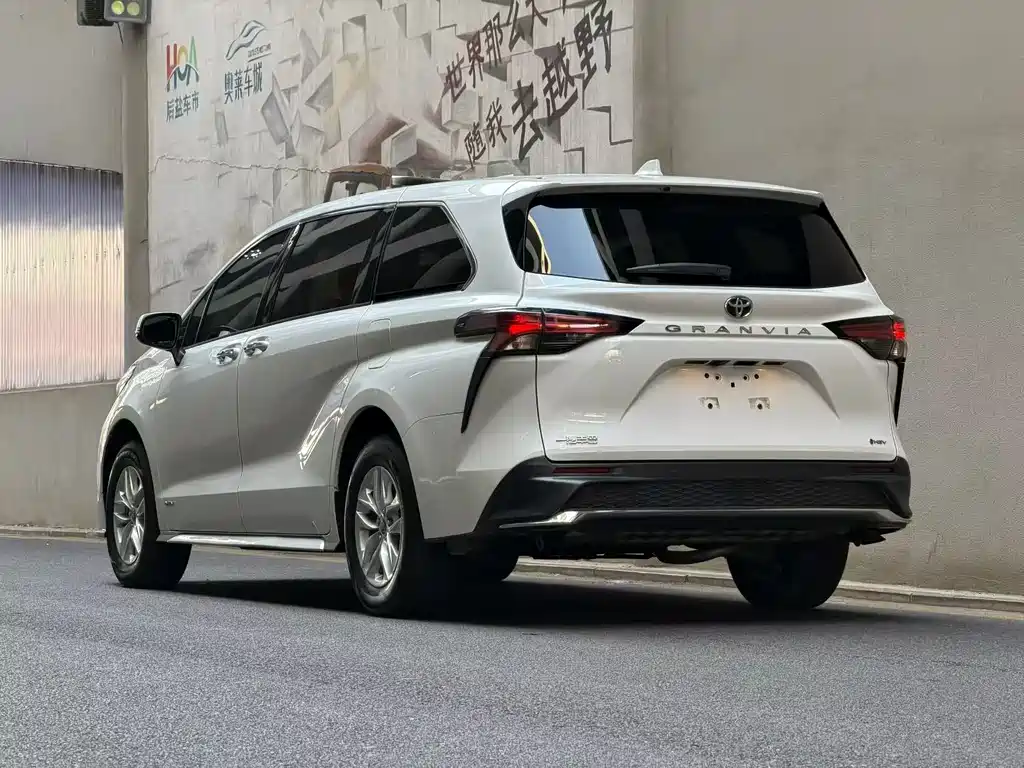 Toyota Toyota Granvia 2024 2.5L Hybrid Comfort Edition 2025 - thumbnail 3