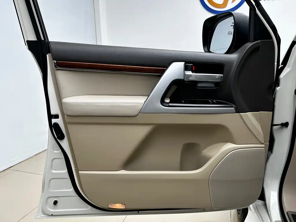 Toyota Land Cruiser (Imported) 2019 Model 5.7L Middle East Version 2018 - thumbnail 4