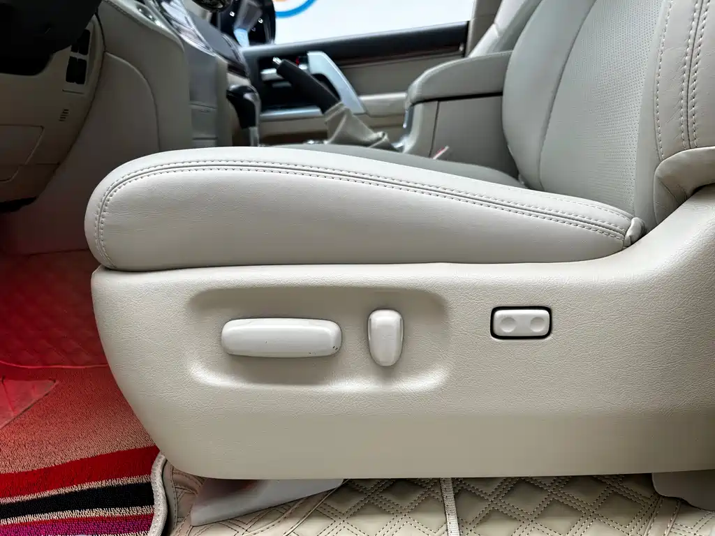 Toyota Land Cruiser (Imported) 2019 Model 5.7L Middle East Version 2018 - thumbnail 5