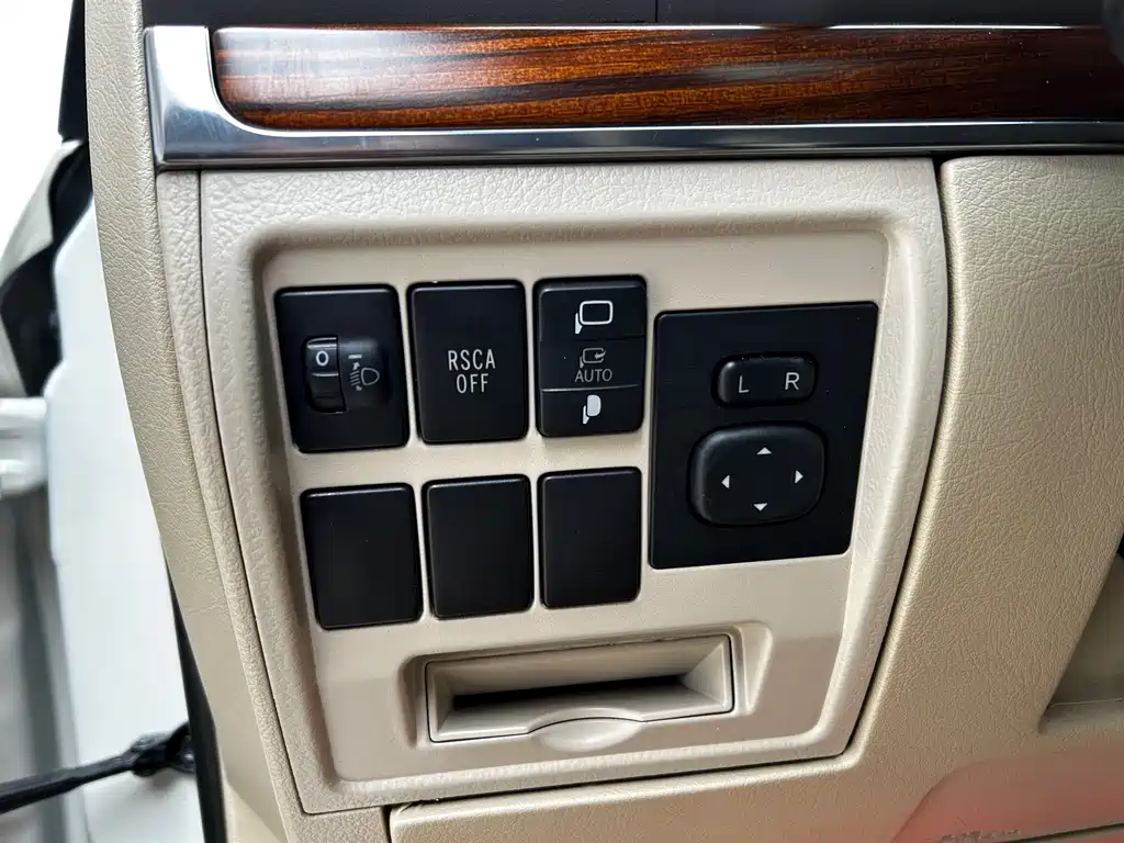Toyota Land Cruiser (Imported) 2019 Model 5.7L Middle East Version 2018 - thumbnail 6