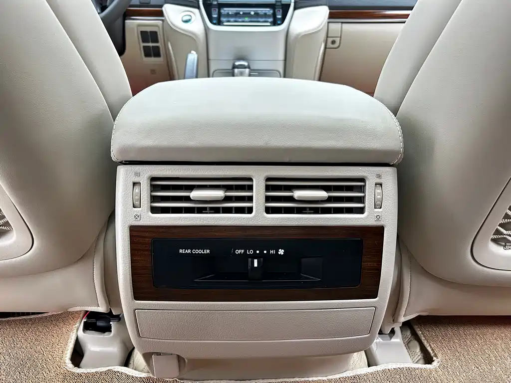 Toyota Land Cruiser (Imported) 2019 Model 5.7L Middle East Version 2018 - thumbnail 16