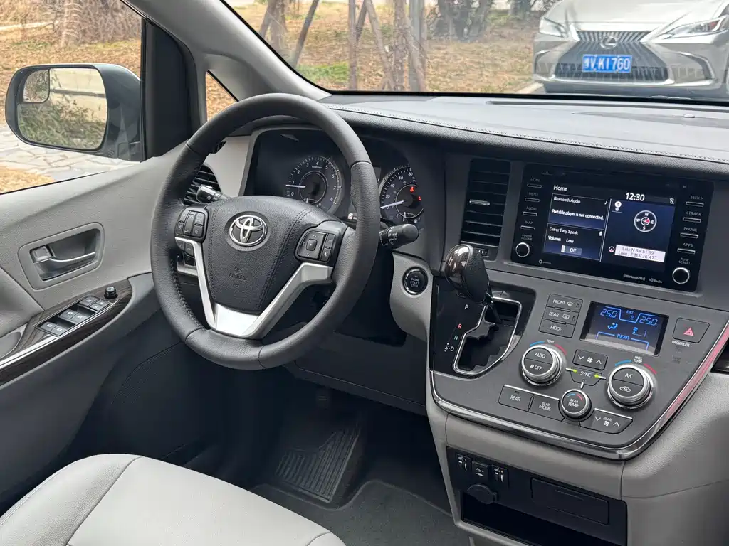 Toyota Toyota Sienna 2019 3.5L Standard Edition 2019 - thumbnail 17