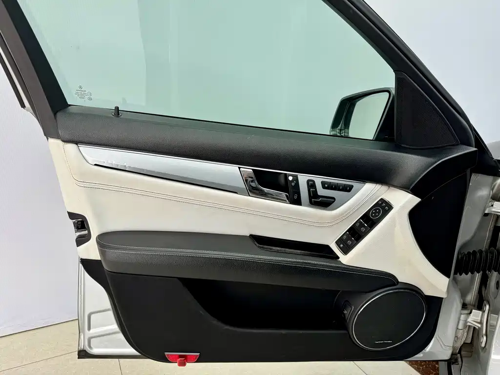 Mercedes-Benz Mercedes-Benz C-Class AMG 2010 AMG C 63 Sport Plus Edition 2012 - thumbnail 8